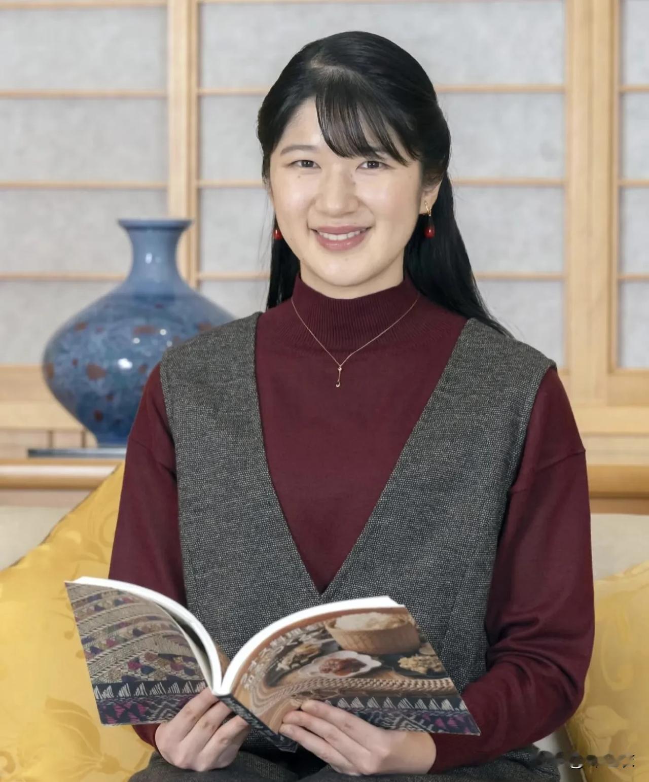 日本宫内厅近日发出来的爱子公主24岁的生日照片，爱子公主面带微笑，端庄的坐着，手