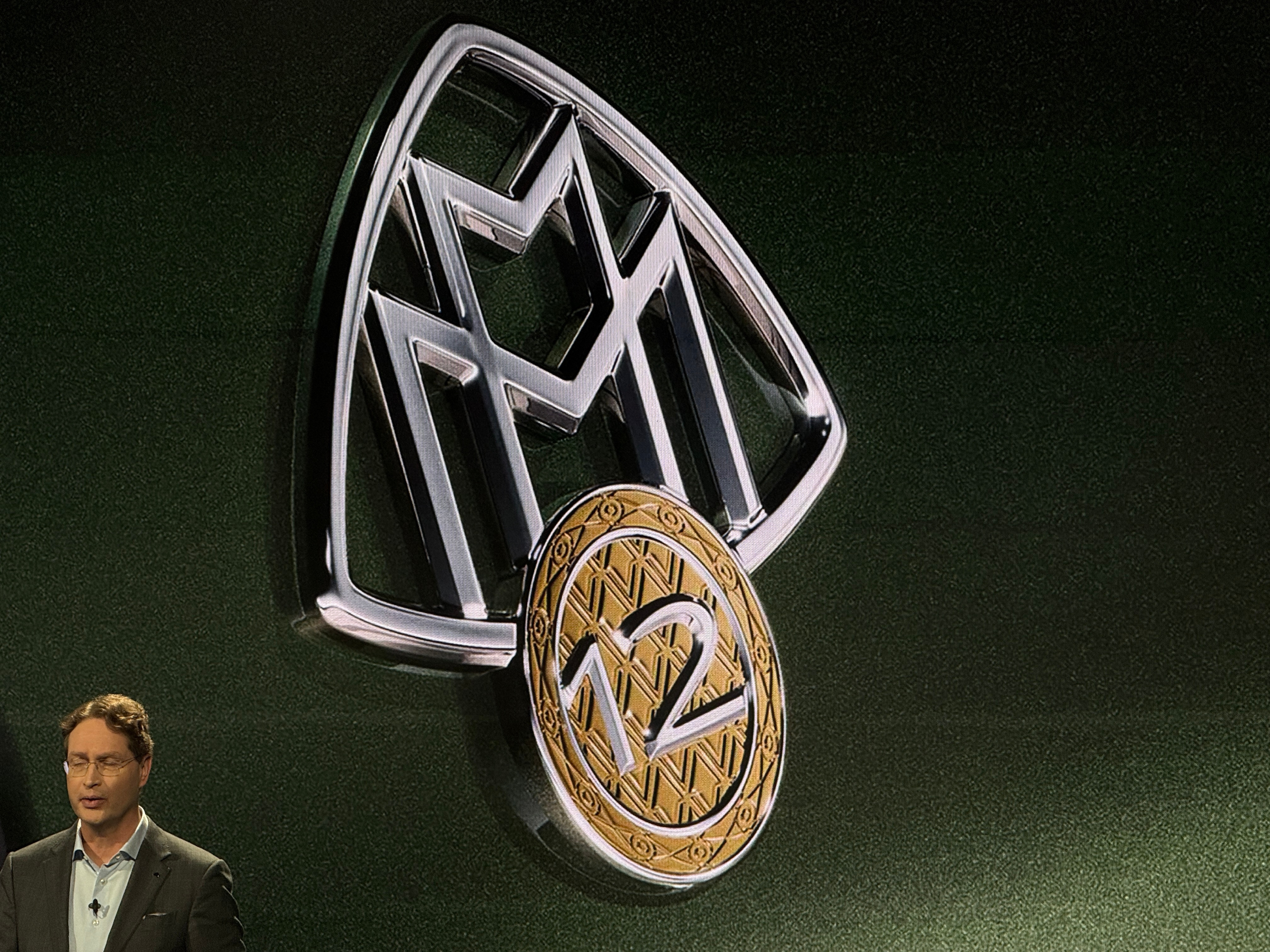 全新一代奔驰迈巴赫全球首发，而现场奔驰也带来了更多震撼消息：未来三年内，奔驰将推