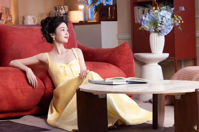 白鹿黄色吊带裙白鹿银色珠光吊带裙黄色裙明艳动人，尽显活力风采；银色裙珠光闪烁