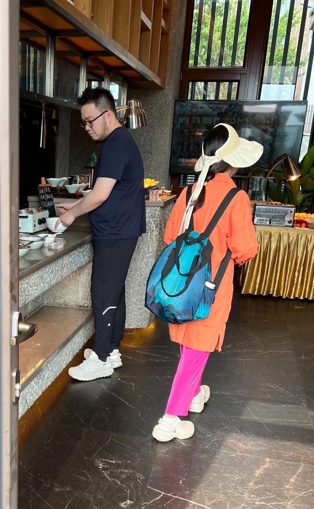 宋丹丹儿子儿媳巴图和博谷现身大理。巴图一身黑色运动服，皮肤很白，脸上留着络腮胡