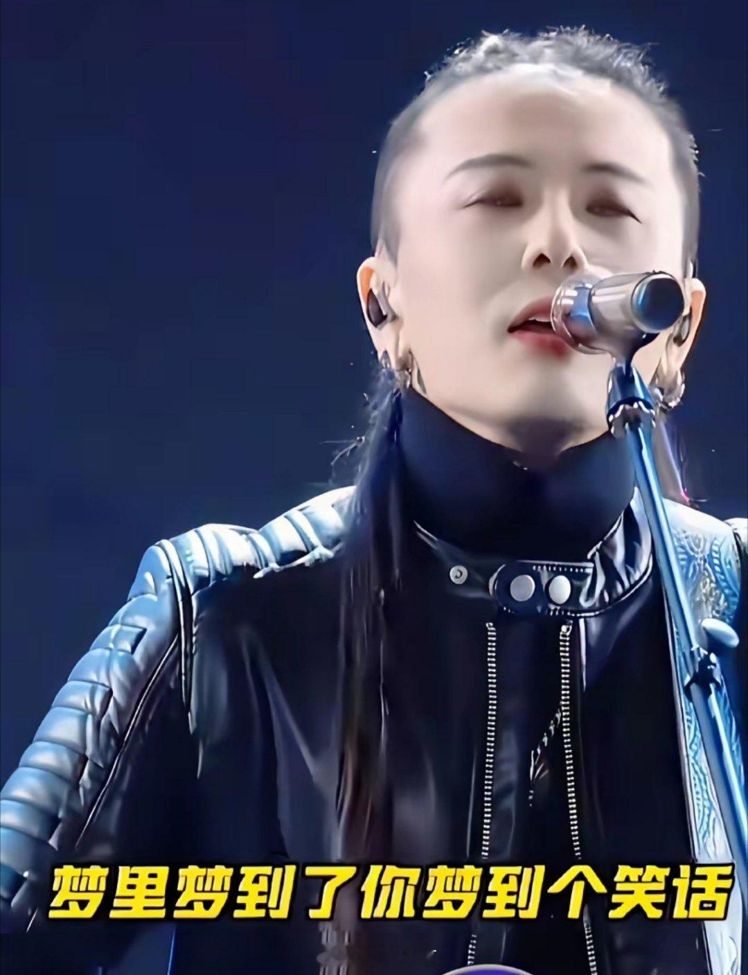 谁说女人不可以留胡子的？这个女歌手也挺飒的。