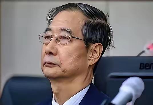 韩国原总统的助手二当家韩德珠这时候可能面临最高的法律惩处。他已经随着尹锡悦遭受相