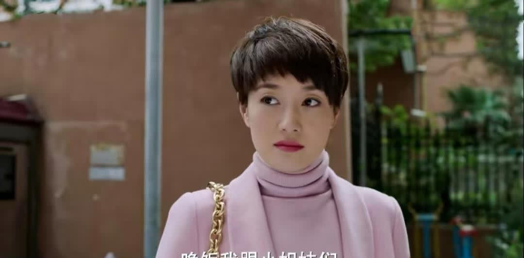 罗子君和老金的分手，表面上是件4000块风衣引发的矛盾，实际上是认知差异的鸿沟。