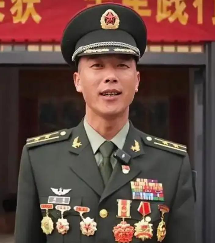 刘近，河南省驻马店市汝南县人，1985年2月生，现任陆军第七十六集团军某特战旅营