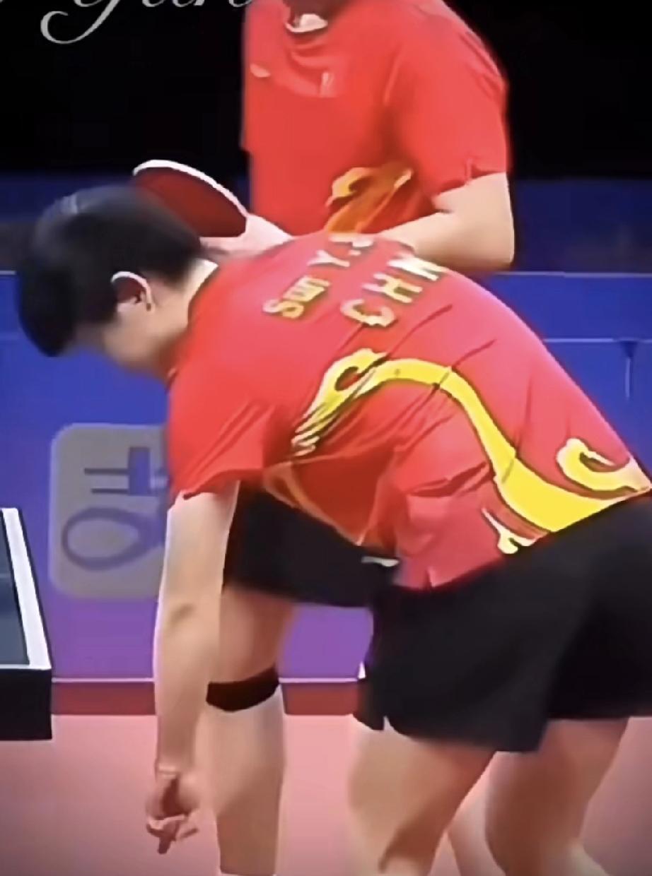 看莎莎打球也学了一些手势，就是不知道对不对。原来看球就是看谁没接住，谁的球没上