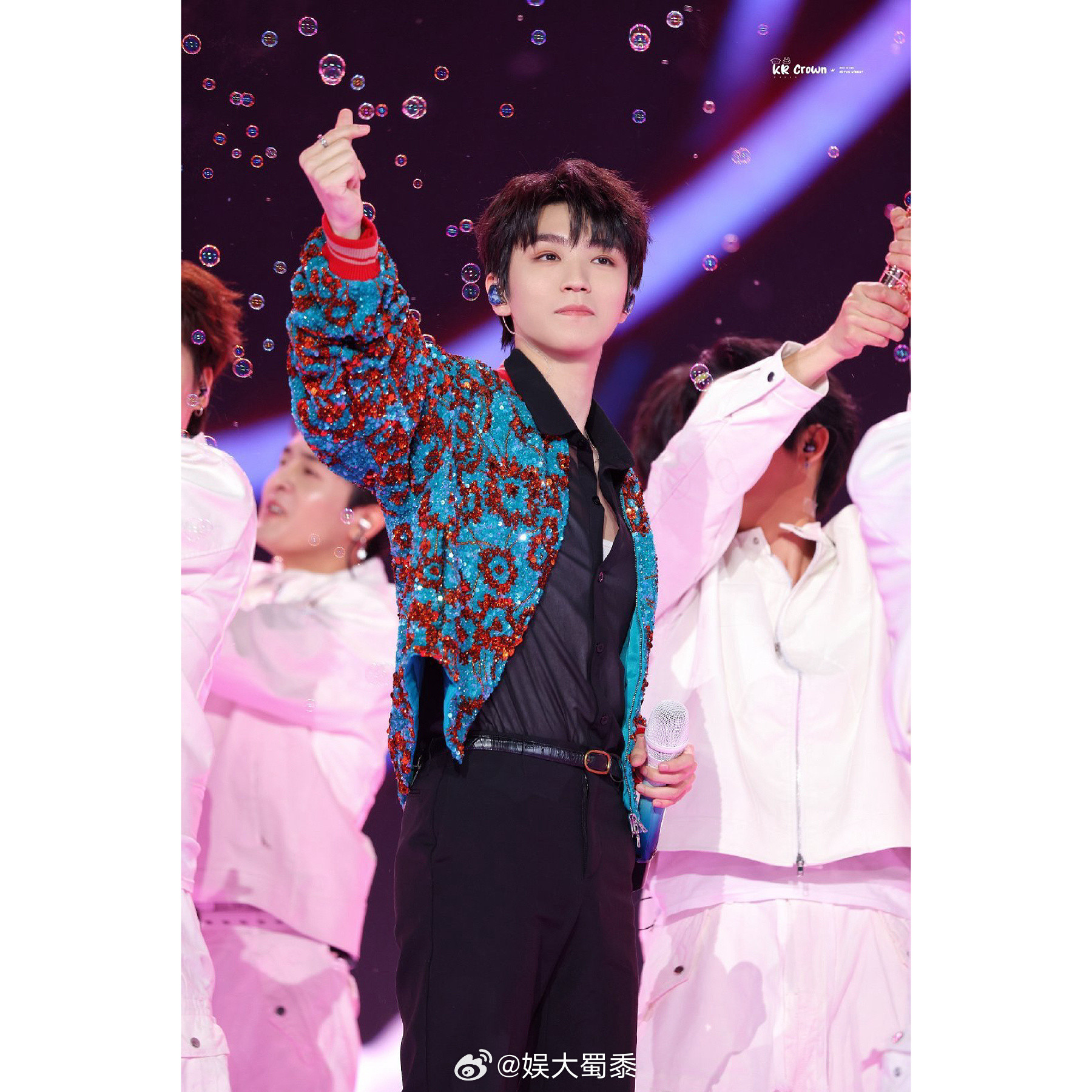 王俊凯比心不要放过如此萌帅的王俊凯啊啊啊，他好会啊，哈哈，从衣服里掏出来一个心