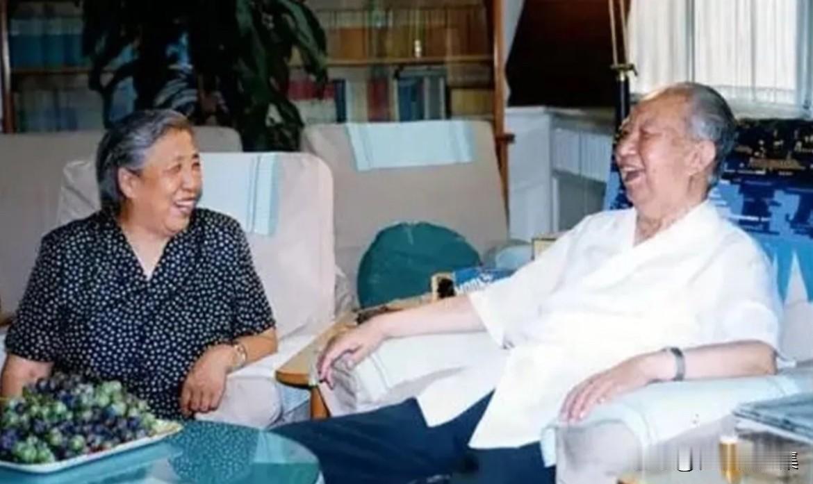 华国锋同志晚年与夫人韩芝俊在家中闲聊的温馨瞬间，值得一提的是，茶几上摆放的葡萄是