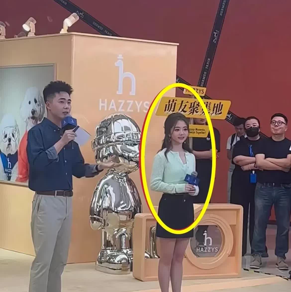 真是让人意想不到啊，女神现实中居然是个小短腿，不得不说，隐藏得这么深啊。[捂脸哭]