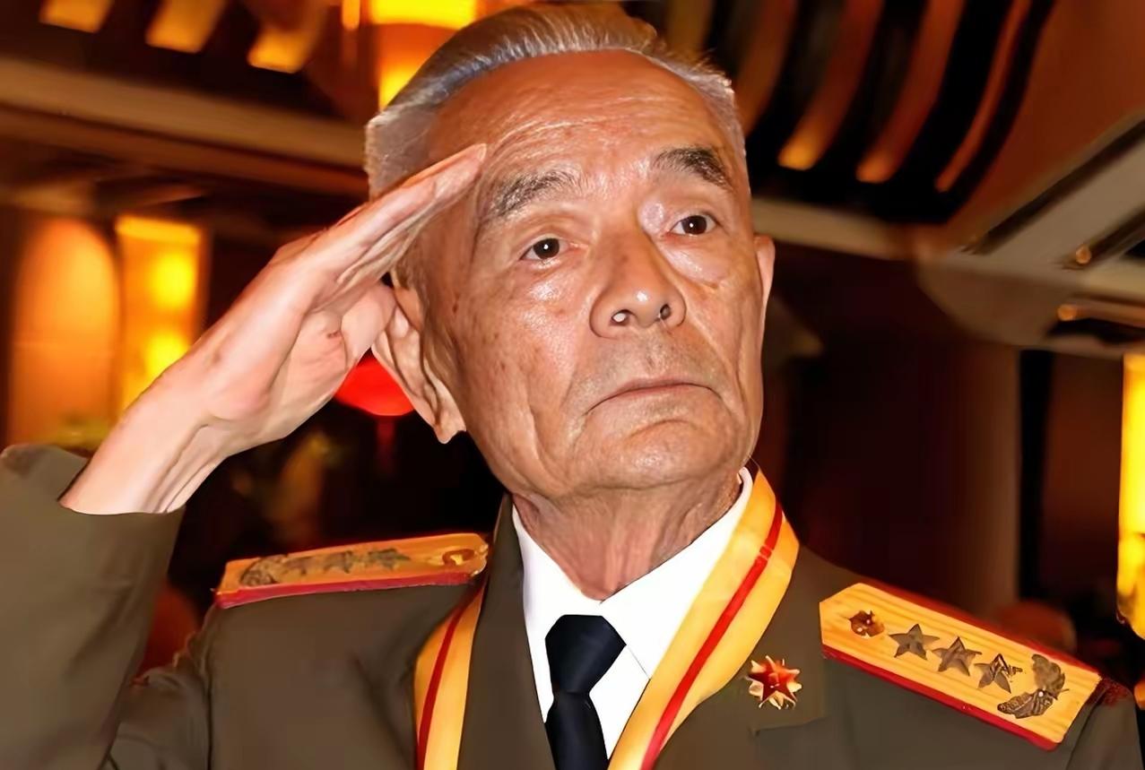 这么标准的军礼，在这种资历和级别的老将军上确实是很难见到的，有人能够认出来这位传
