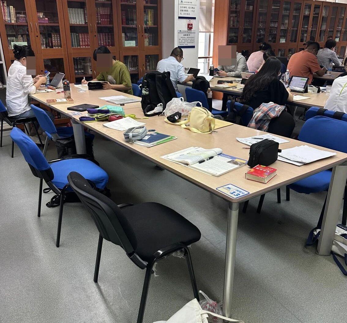 北京的初高中孩子有个奇怪的现象，就是家里特别安静，而且独立书房也不能学习，一定要