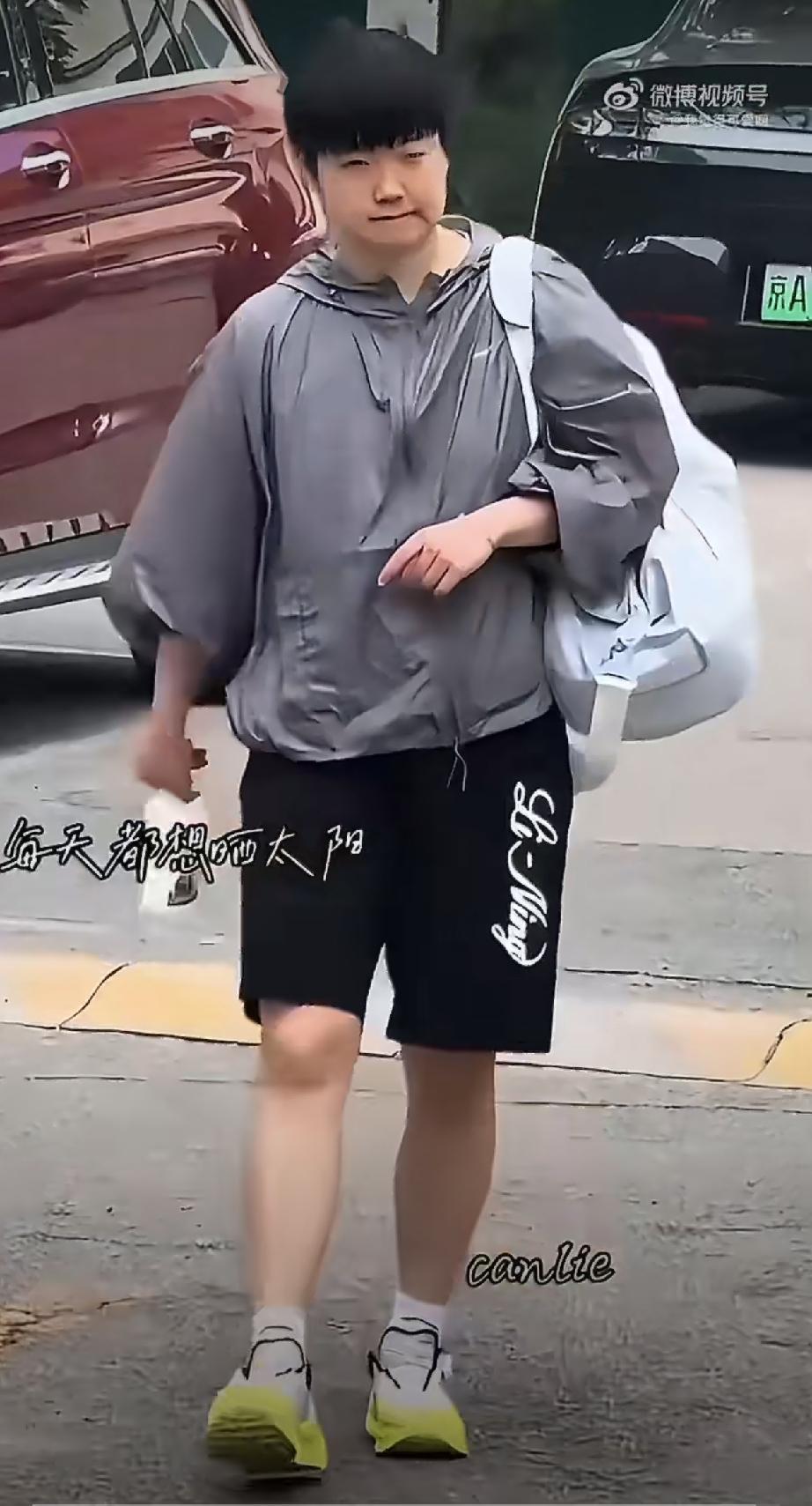 今天新鲜上训的孙颖莎[赞][大笑]！莎莎一改平日白色装扮，穿着一身深色休闲短袖