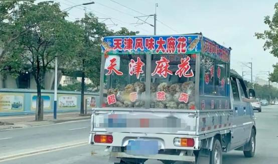 2000年，一支名叫“天津大麻花”的神秘队伍开始在全国各地出现，虽然没人真正买他