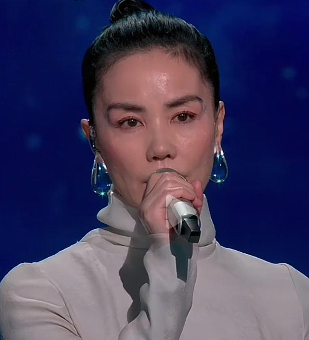 央视镜头怼脸上，王菲竟然老了十岁，全网都炸了锅：明明没皱纹，可那股子“沧桑劲儿”