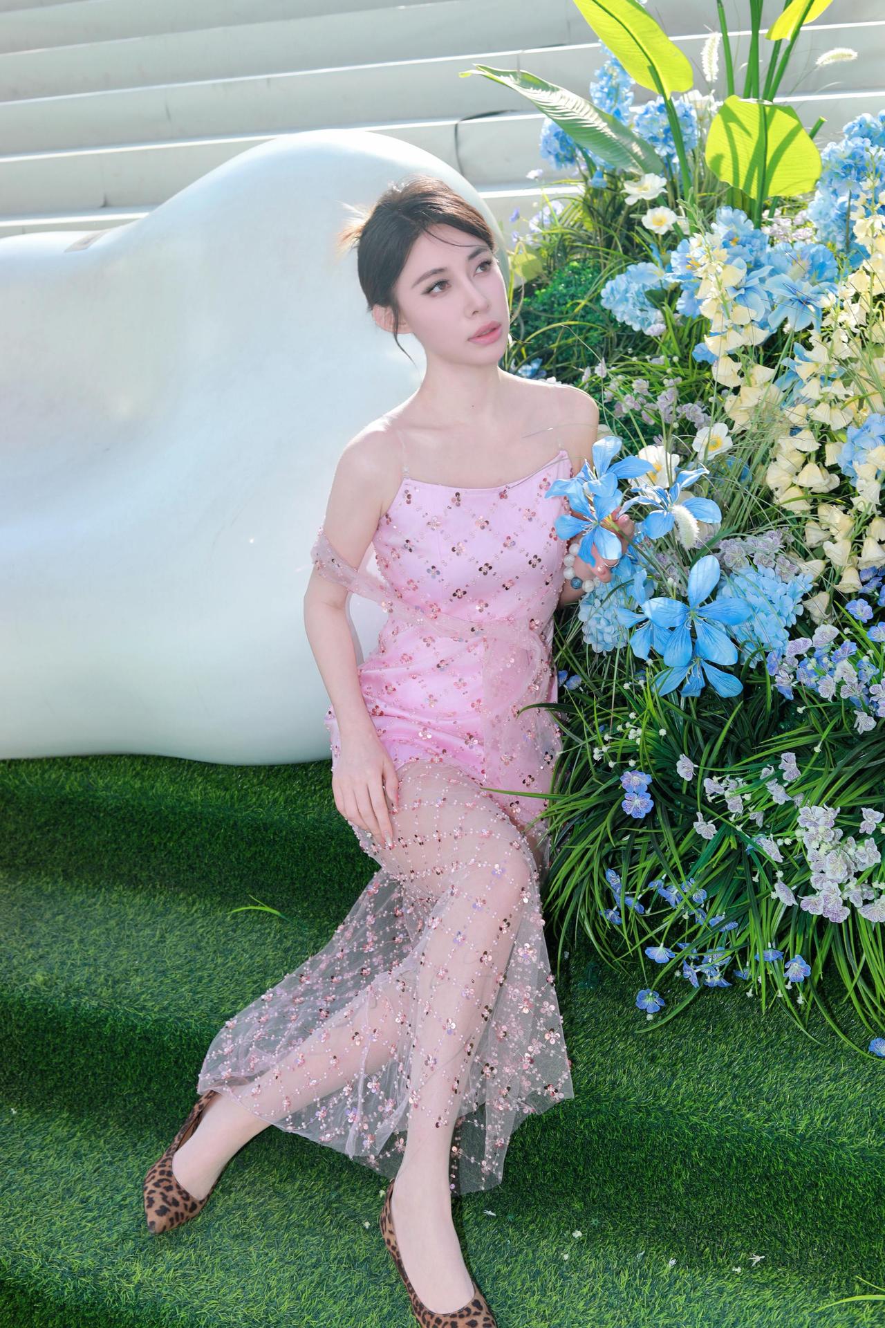 人像摄影约拍跟拍原创摄影美到发光少女粉色玫瑰礼服我镜头里的美女万象城春季人像