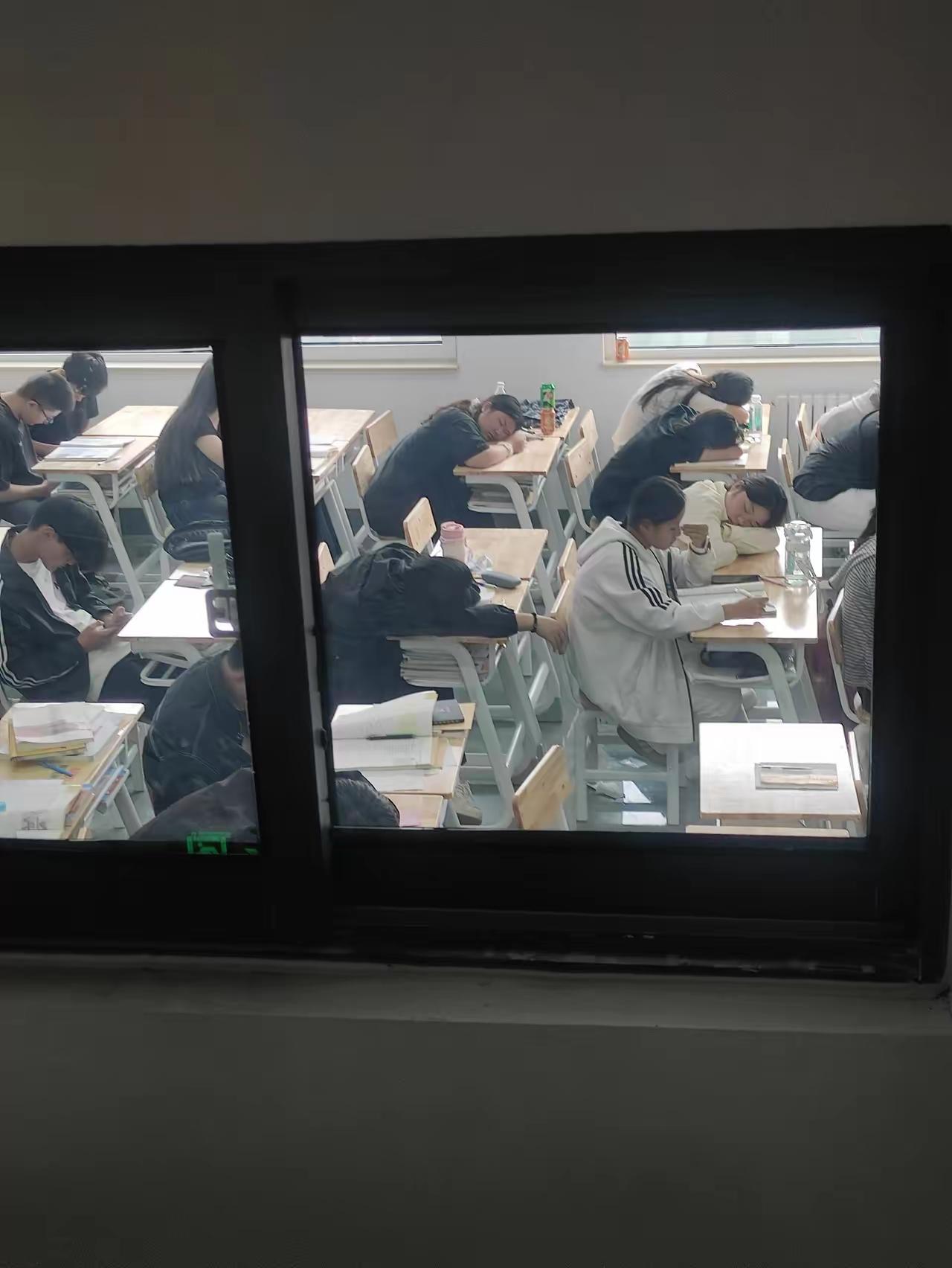 网友:某职业技术学校上课时看到的一幕！早知道不把孩子送到技校来了……