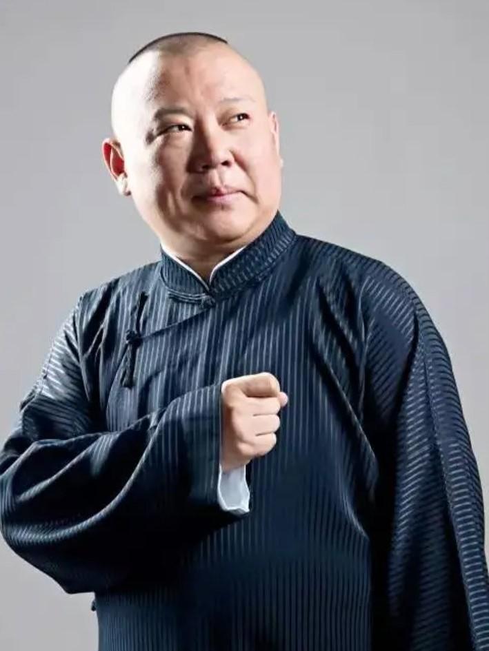 相声名家张伯鑫炮轰德云社粉丝！昨天张伯鑫直播时表示：我为什么就不能提德云社？你们