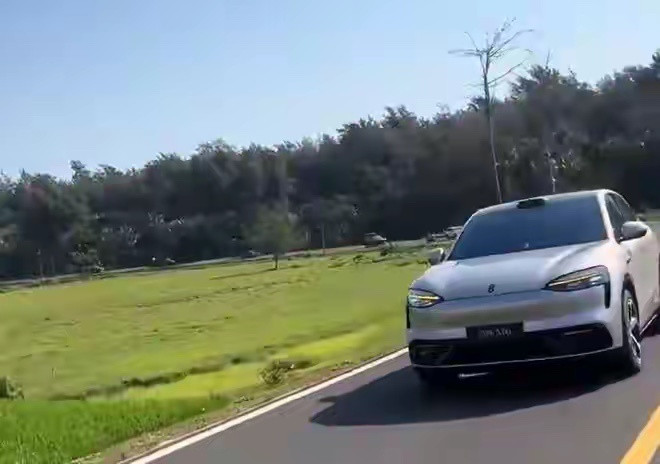 鸿蒙智行问界M6银色实车现身最近问界M6的银色路试车刷屏了，银色车漆把整车的质感