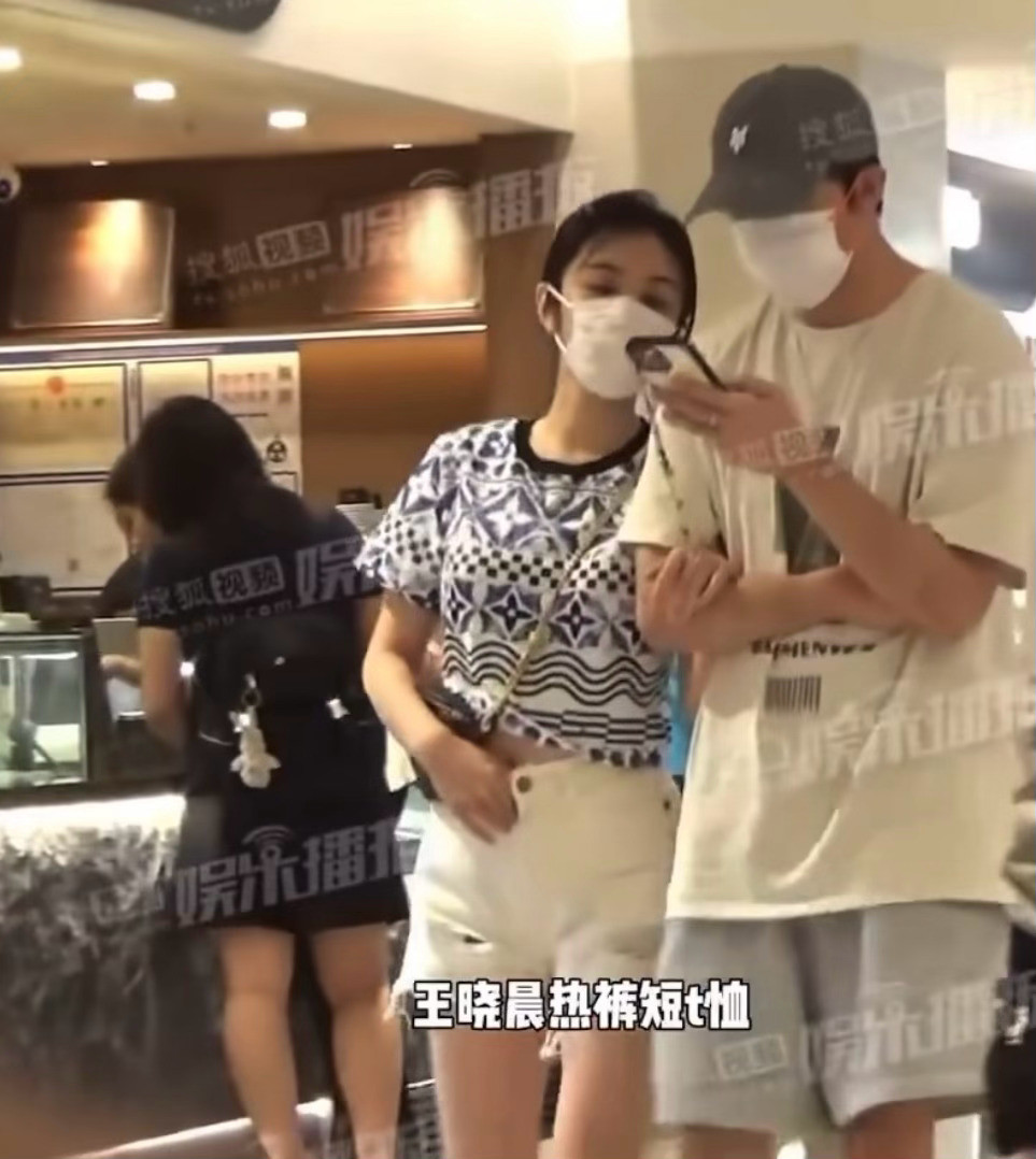 🦊的狗仔拍到了俞灏明和王晓晨挽手逛街，回家的时候也是十指紧扣，感情看起来很好很