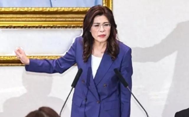 郑丽文“访美”之前，突然发布了一番奇谈怪论。 她说：“美国是我们的恩人，二次大战