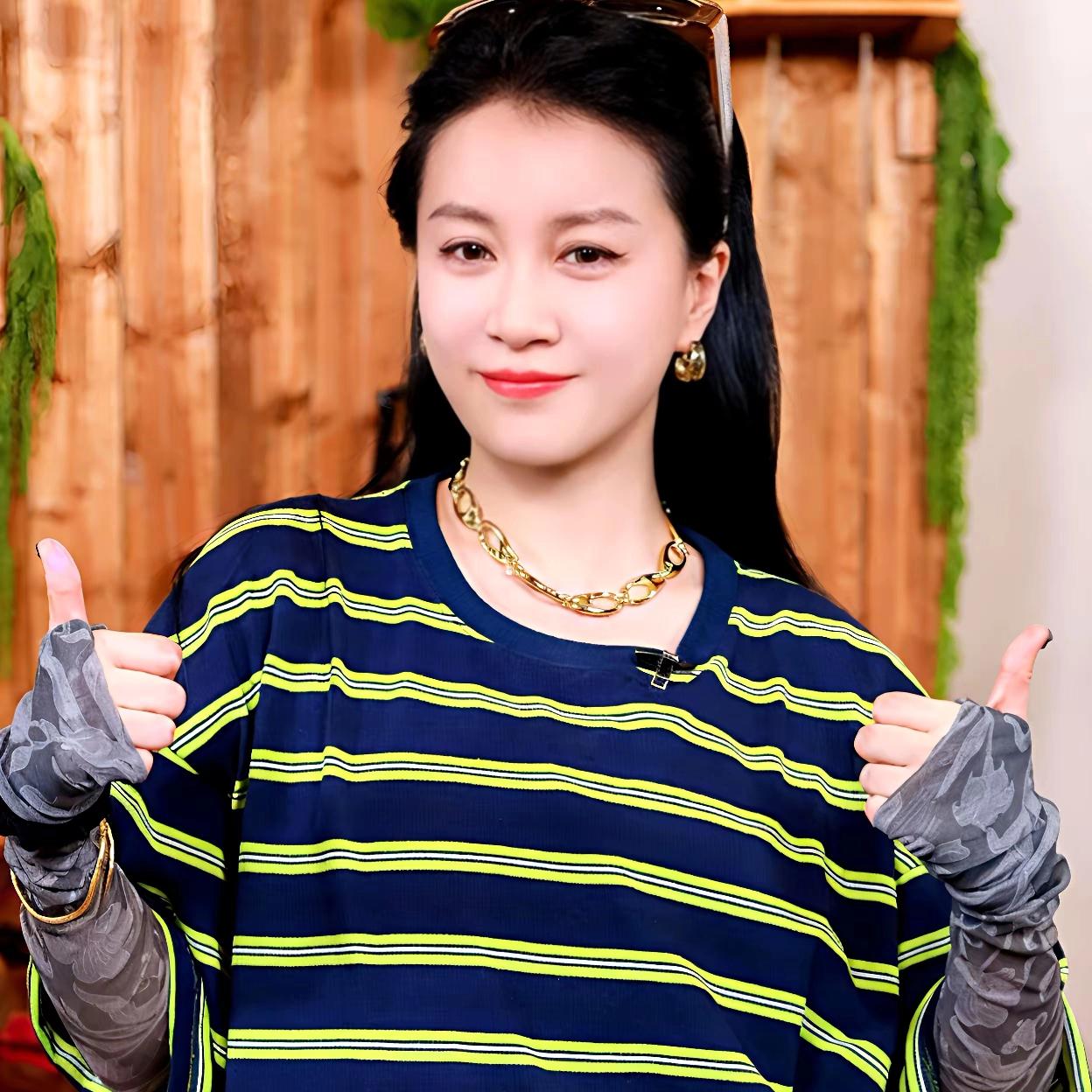 说实话李嘉格有点“妈系”长相，年轻的时候，看着就很大姐大，脾气也很豪放，至少