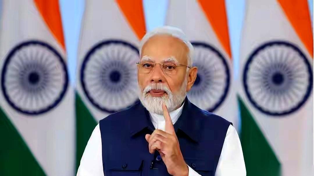 飞机掉迪拜了。“光辉”战斗机，印度的宝贝疙瘩。印度人第一反应是啥？你猜猜。