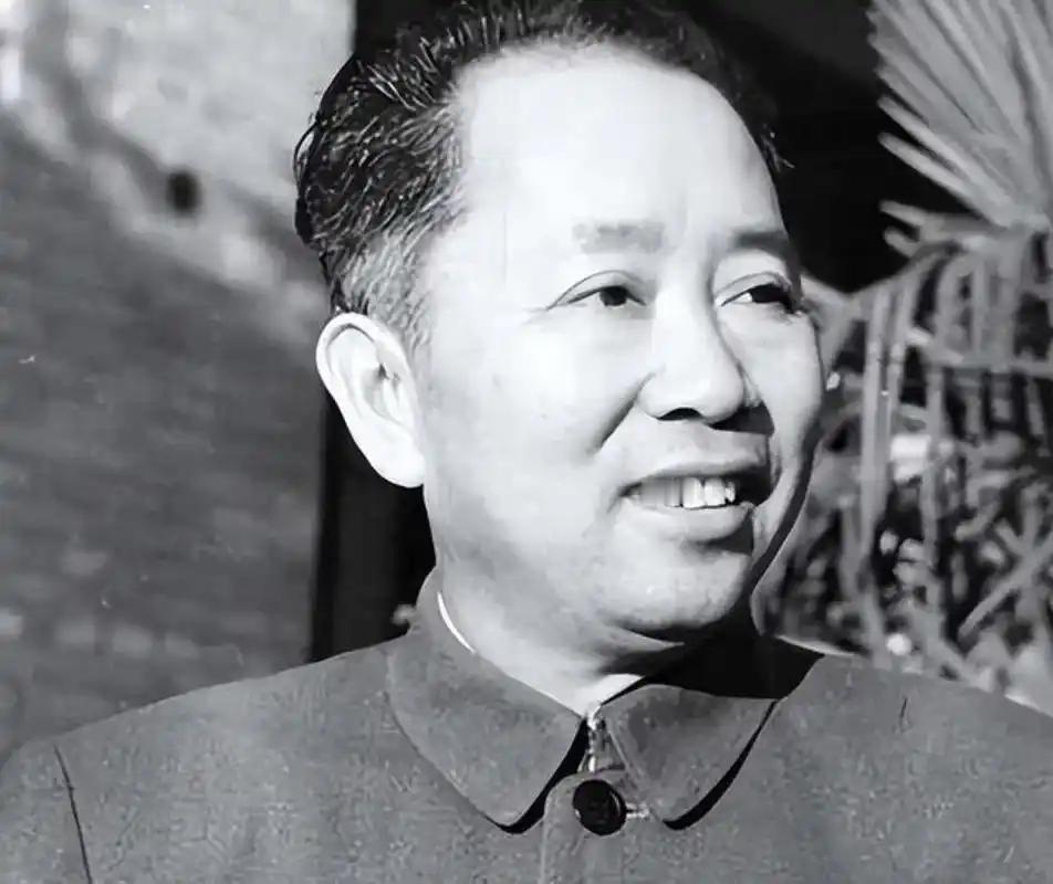 苏联卖给中国100架战斗机，却"忘了"配副油箱。没有副油箱，飞机航程大打折扣，等