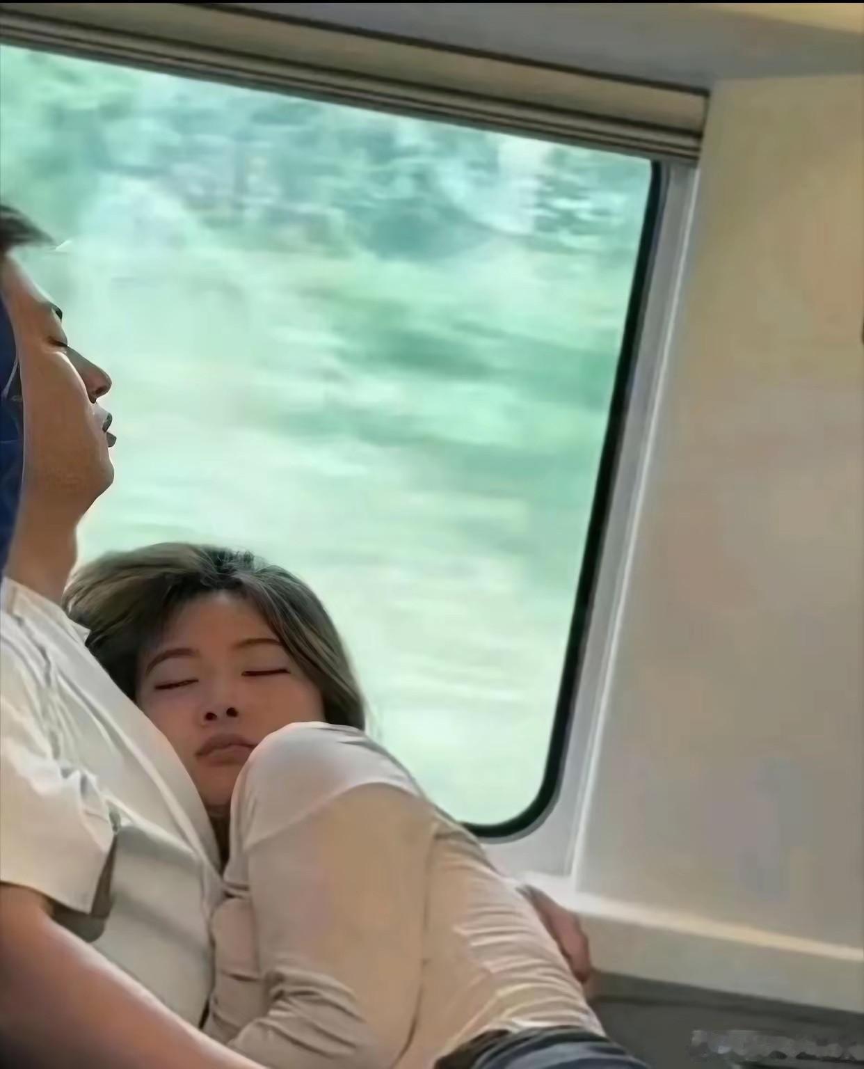 果然印证那句话：只要自己不尴尬，尴尬的就永远是旁人。神态自若浑然不在意，反倒让