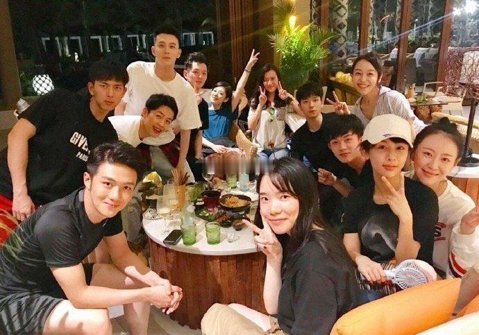 电视剧《亲爱的热爱的》这张大合影才是现偶纯元吧​​​