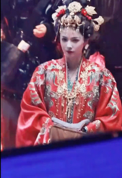白鹿新剧再穿红嫁衣白鹿的最新妆造确实是真的美的特别的突出，不管是颜值还是氛围感