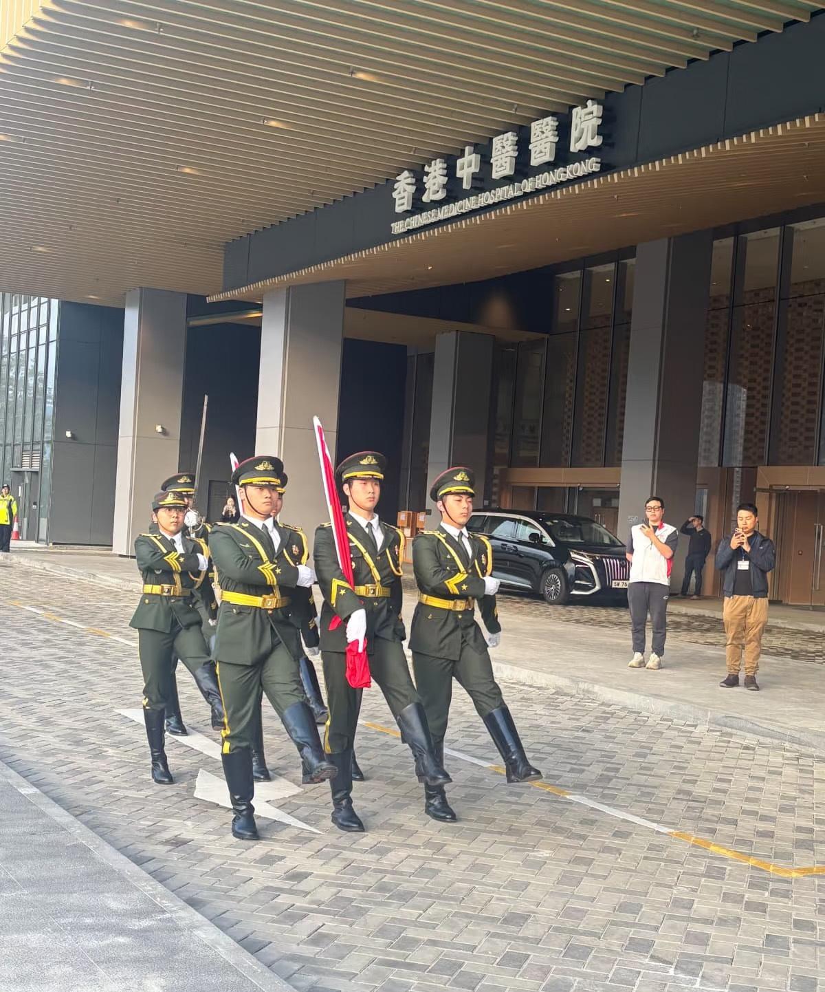 香港也有公立中医医院了，看上去规模很大，12月11日开始正式投入服务，据说门诊号