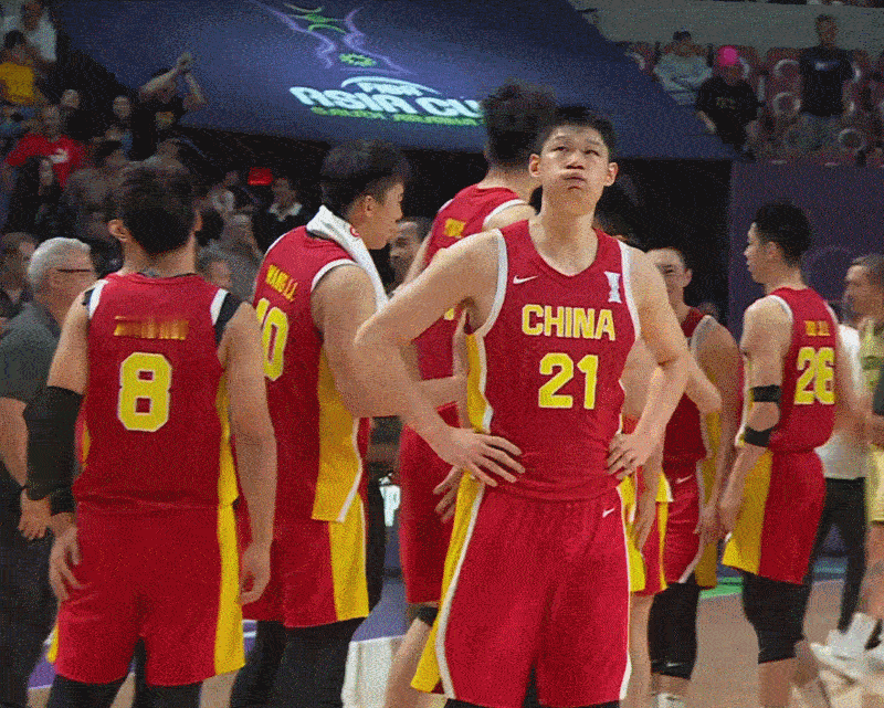 《银光闪耀！中国男篮血战澳洲虽败犹荣，最后一投打滑瞬间让14亿人屏息》