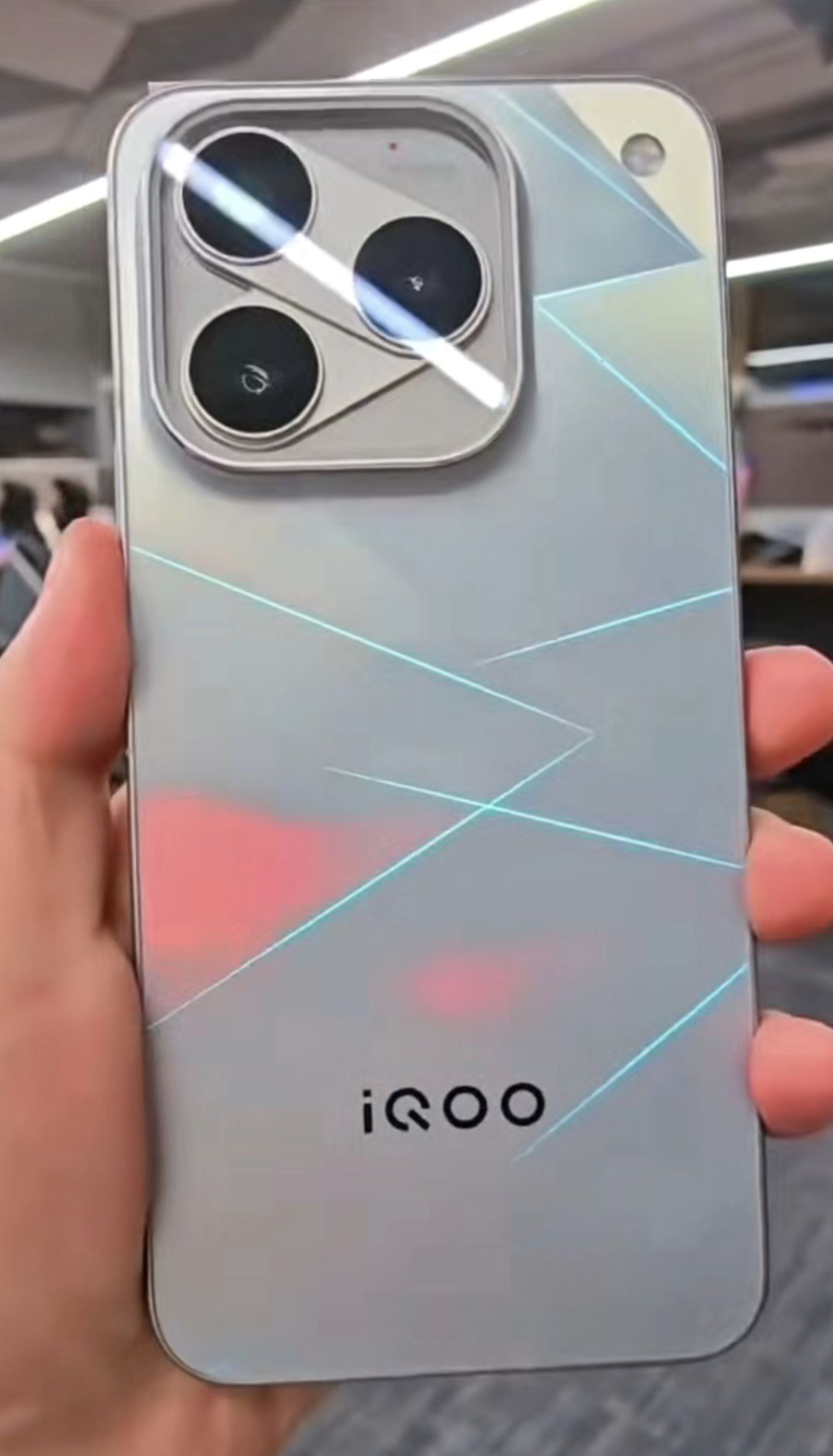iQOO16真机？全新设计，方形Deco，摄像头模组外围有方形边包裹，闪光灯在
