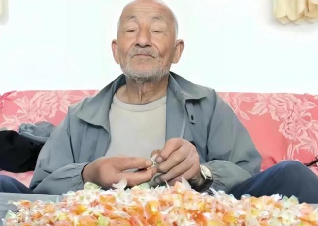 山东大爷20年间竟然吃掉14吨糖，每天至少要吃4斤，甚至一天不吃就浑身难受，当孩