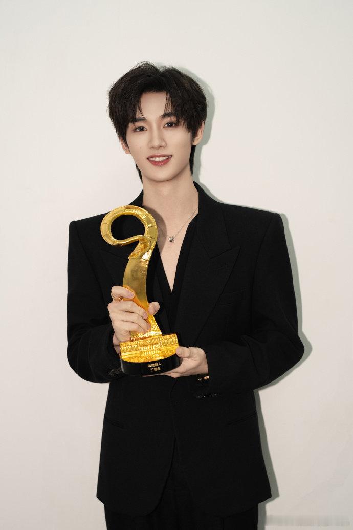 丁程鑫记于心践于行丁程鑫晒获奖照丁程鑫晒获奖照，感谢这份喜爱和支持，记于心，践