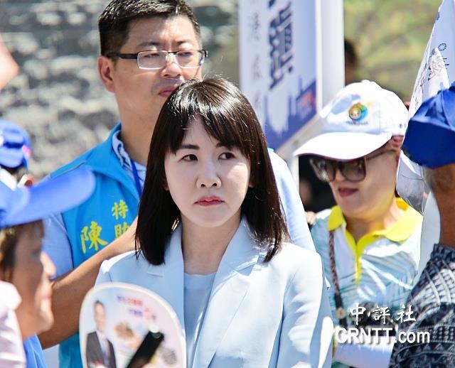 魏平政竞选总部成立大会，谢家母子台上拼力了，唯独谢衣凤人到场了，但不上台，心不甘