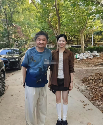 怪不得被张艺谋一眼相中，刘浩存的头好小啊​​​