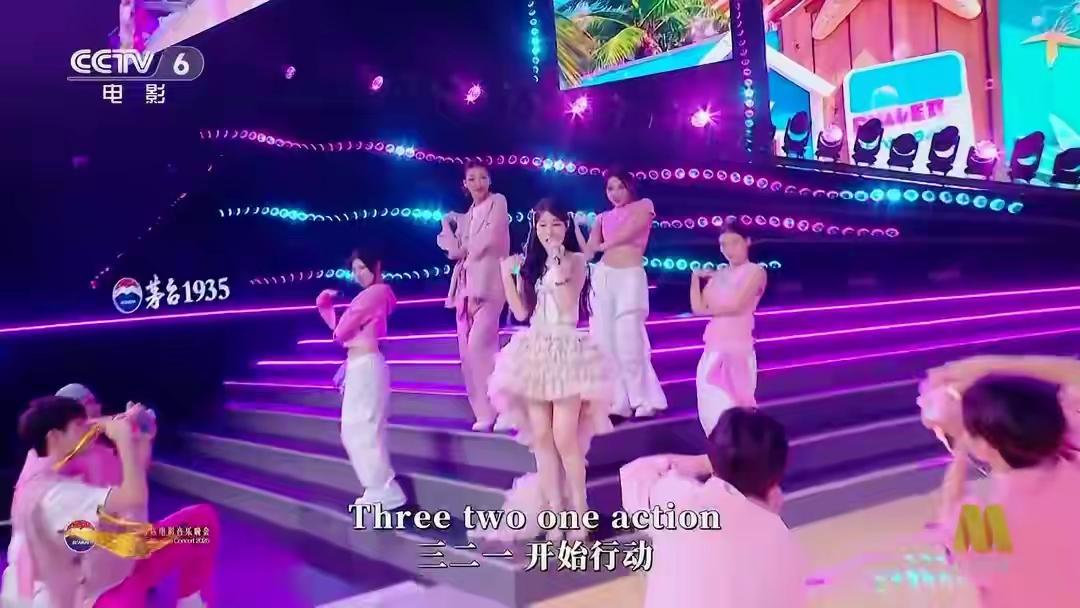 我没猜错，沈佳润果然出口转内销了！昨天大湾区晚会，小沈阳带着他女儿沈佳润亮相