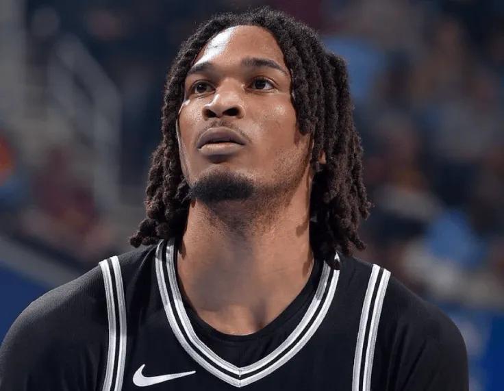 扎心了！马刺面对76人的比赛，本场比赛，马刺队的文班亚马只打了半场球就因为挫伤