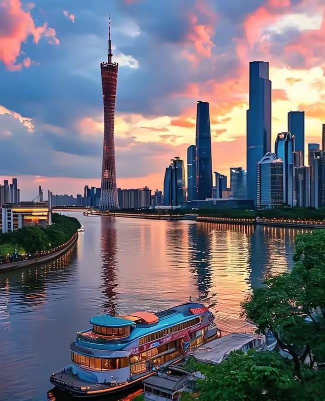 广州学区房这波跌得是真狠。天河公园那边，前两年还喊着12万/平的房子，现在