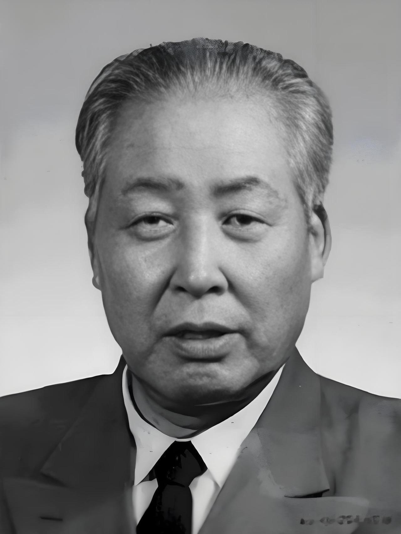 他18岁参加八路军。53岁任青海省计委主任。57岁任省委常委、省革委会副主任。5