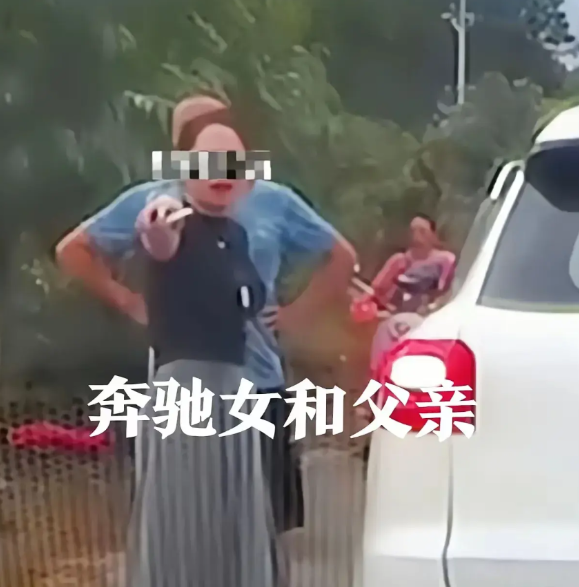 这届"坑爹"的戏码又更新了！奔驰女司机拿着"执法证"威胁群众的闹剧还没完，网友扒