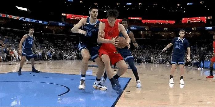 太离谱了！这球怎么看都是伊迪的犯规啊，一手挽着胳膊，一手都拍杨瀚森的脸上了，就在