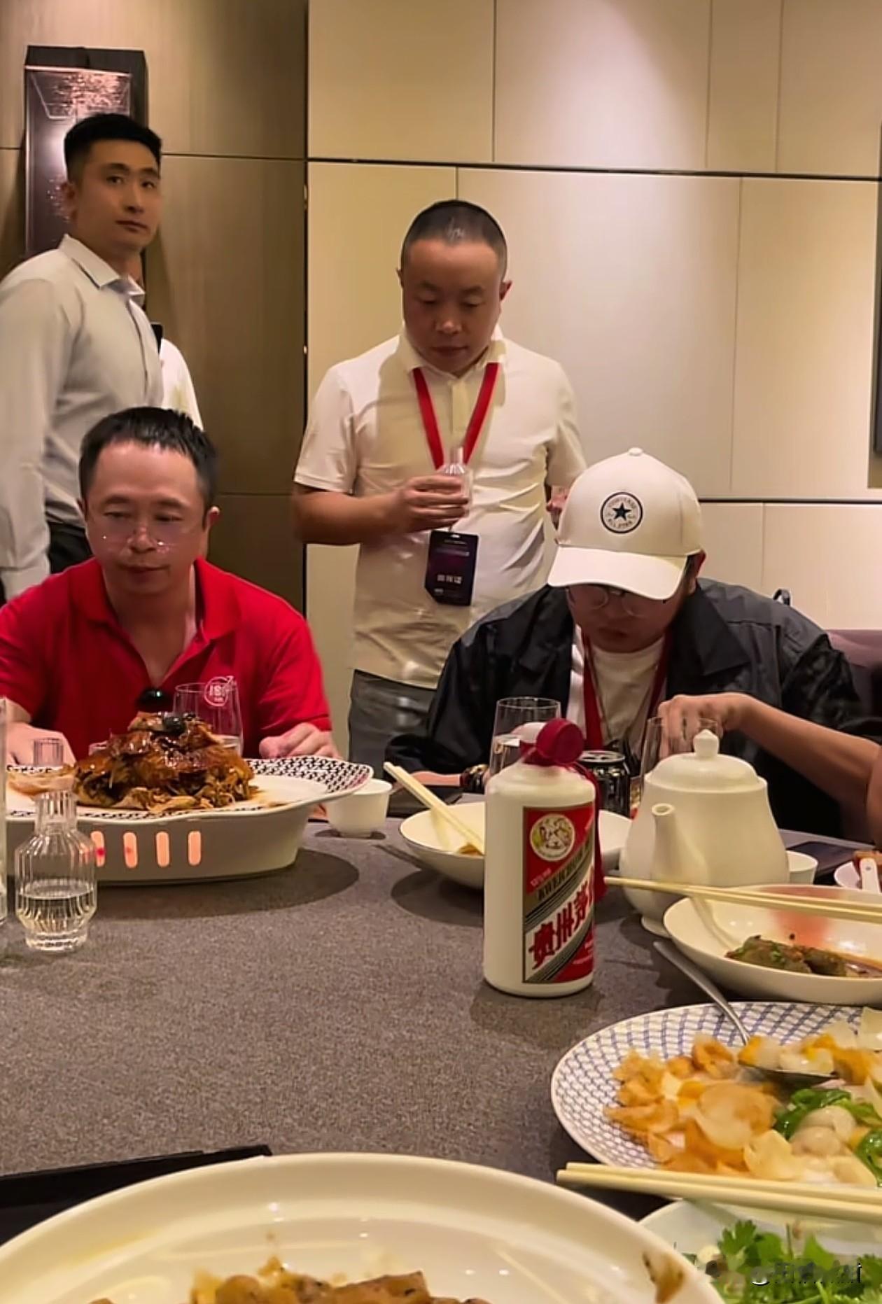 什么人情世故，在大佬面前是不存在的。有人走到360老板周鸿祎的身旁敬酒，周鸿