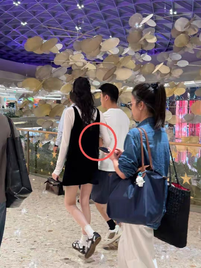 奚梦瑶疑怀三胎！小腹隆起拎40万爱马仕，四太同行排场十足​​​