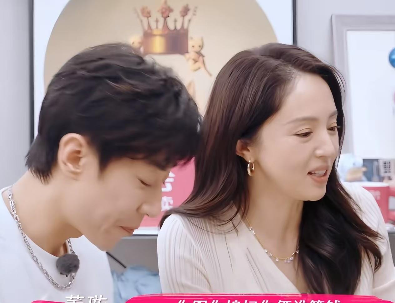 董璇问张维伊朋友大伟：“你和你老婆谁管钱？”大伟：“我媳妇儿管钱，我发工资后2个