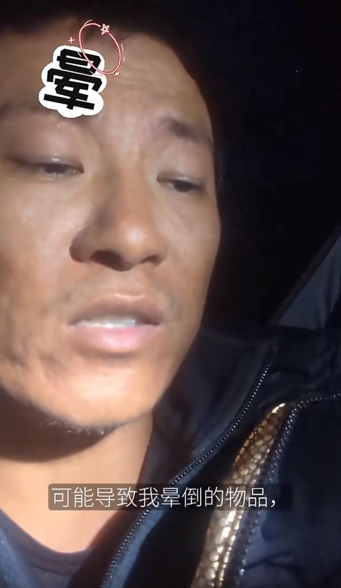 电子宠物甜甜圈对老美因爱生恨，整天疑神疑鬼，说老美一大群人谋划把他迷晕，并且还要