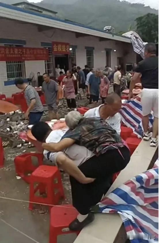 太惨了！太惨了！四川长宁一升学宴突发事故5死17伤！喜事变丧事，现场一片狼藉惨不