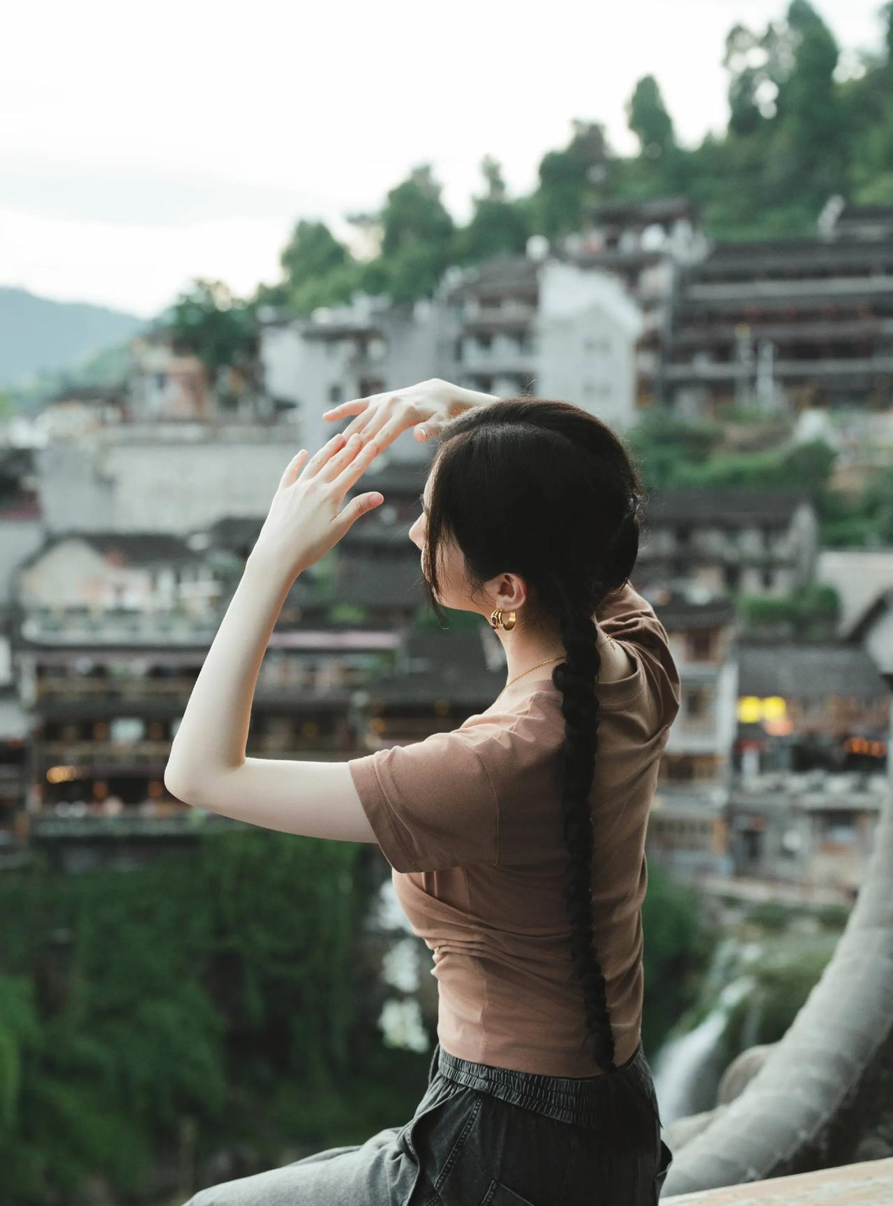 谁家的小仙女啊，这么甜美可爱。你简直是颜值的标杆，即使是后脑勺也是惊人的美貌，