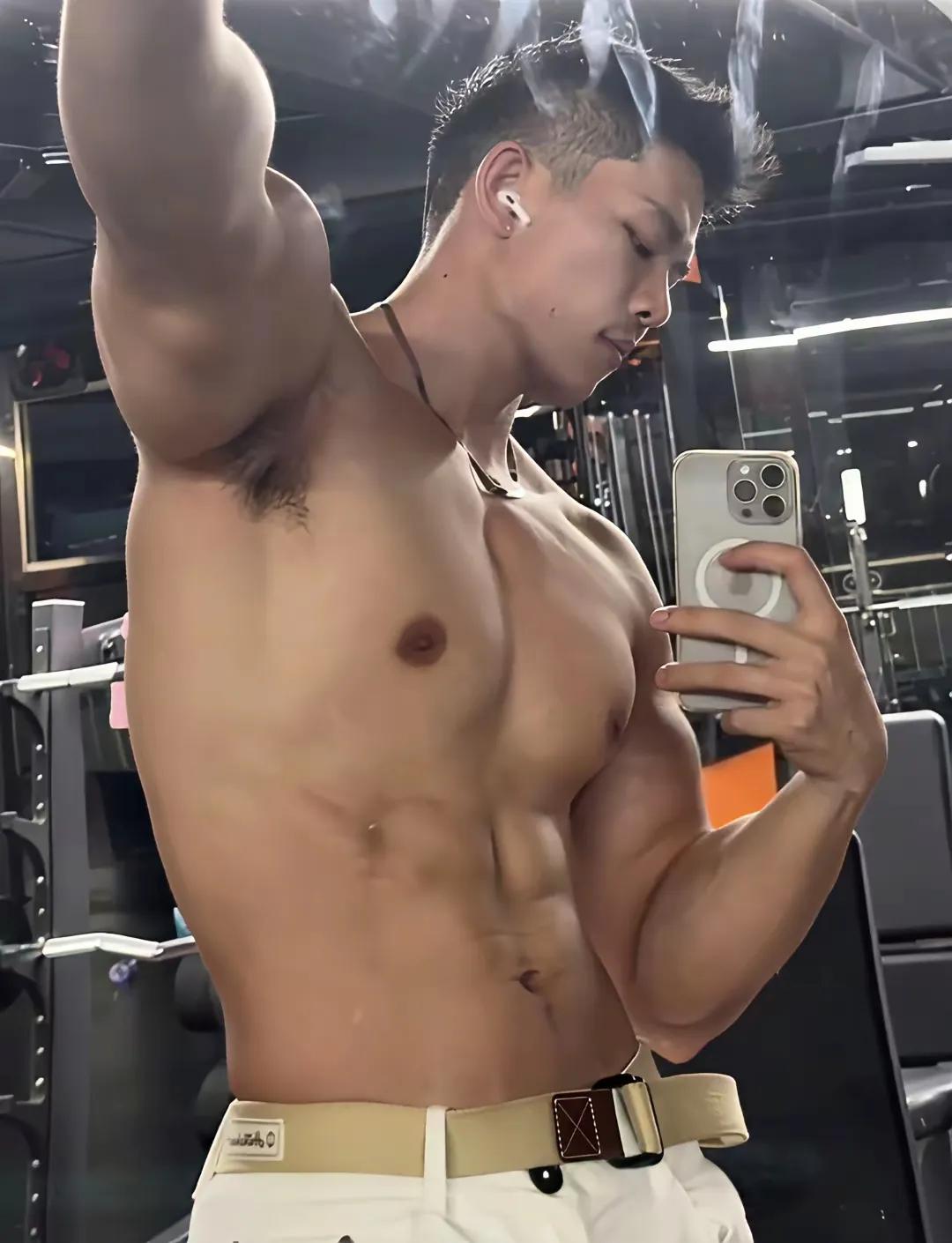 记录我的2026跑道上的夏天是另一种节奏。风从耳边掠过，运动服被汗水浸透，贴出清