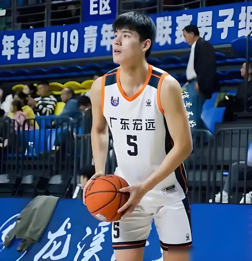 广东宏远新援之“宏远三少"。18岁的王洪泽、19岁的陈家政、19岁的杨溢被球迷称